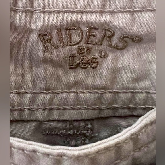 Riders by Lee Women's Brianna Cargo Capri Pants Size 10.  Tan color 18.5 inseam - Picture 5 of 7